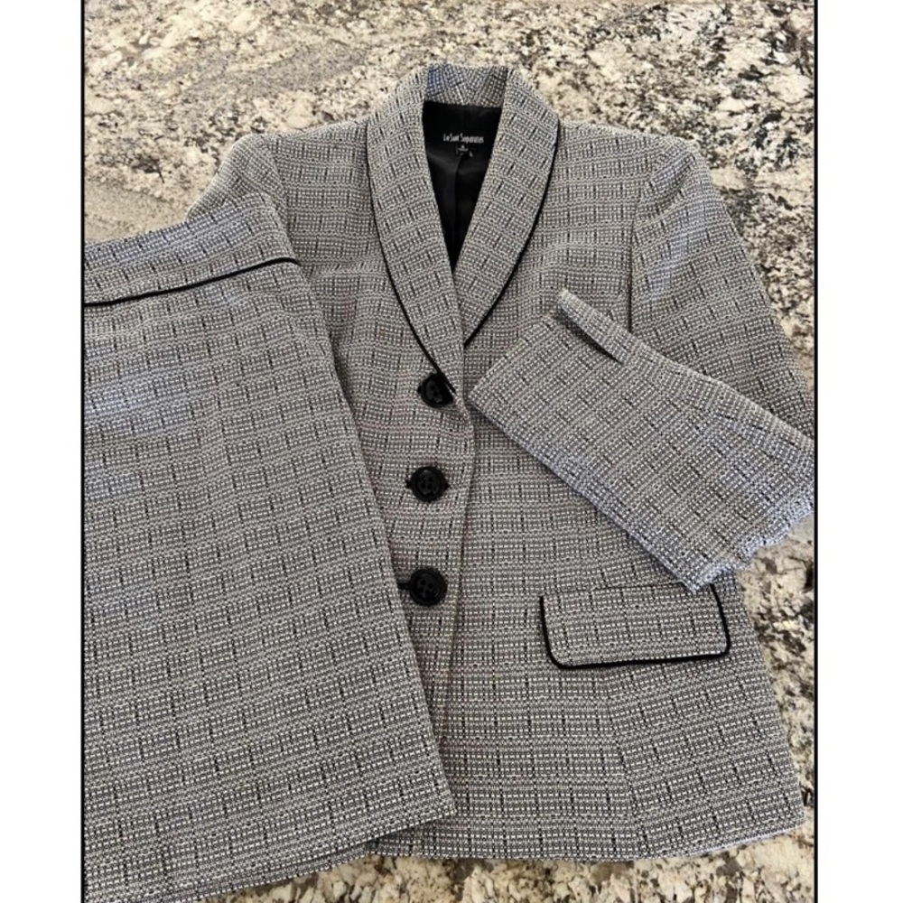 Le Suit ladies
